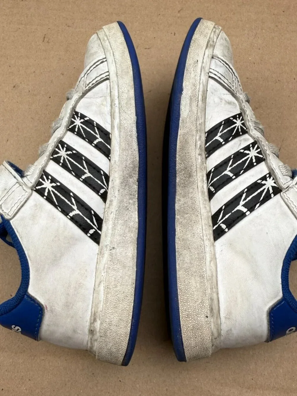 adidas x Marvel Spider-Man Kids Shoes Size 10.5K White Blue stain Needs Cleaning